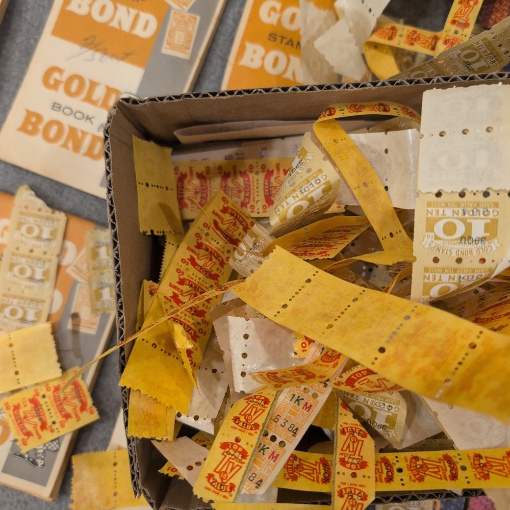 HUGE Vintage Gold Bond Trading Stamp Saver‎ Books and Loose Stamps Lot Ephemera - Picture 7 of 7